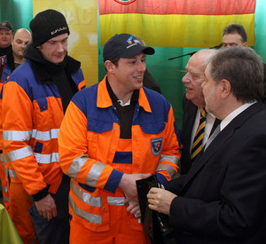 Ministerpräsident Kurt Beck mit den Bediensteten der Straßenmeistereien; Bild: Sämmer