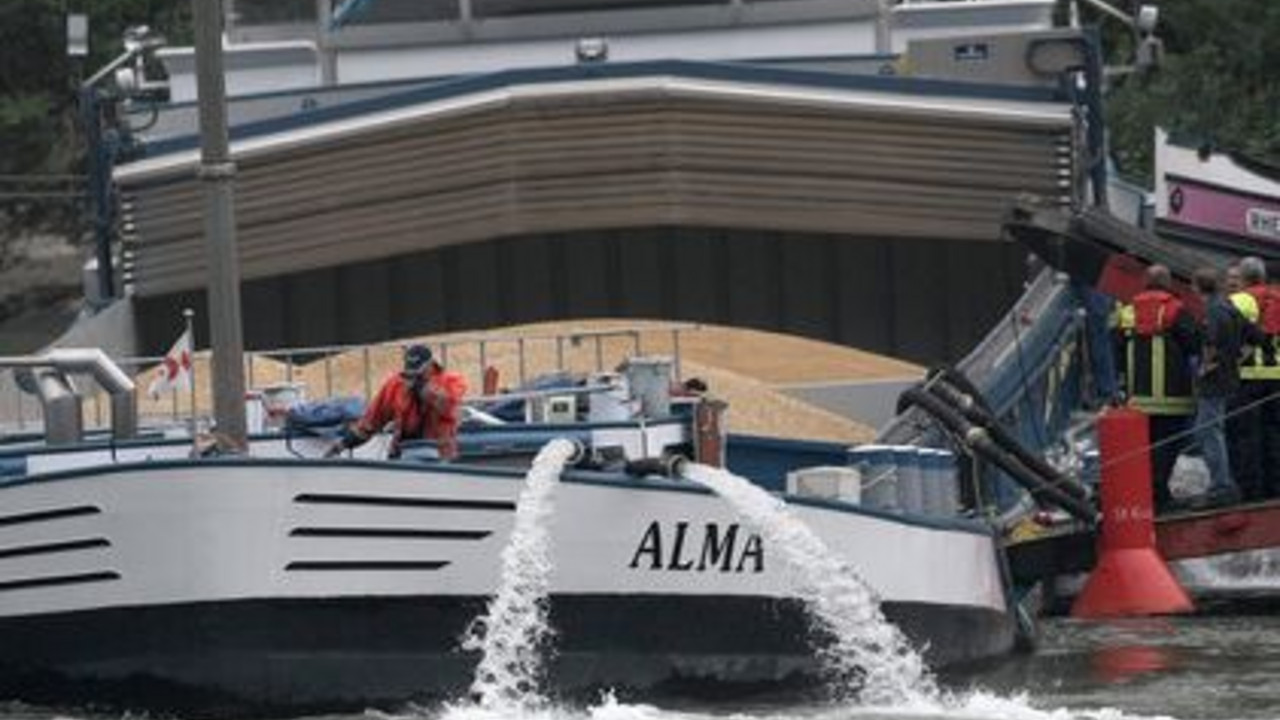 Havariertes Schiff bei Oberwesel: Bild: dpa