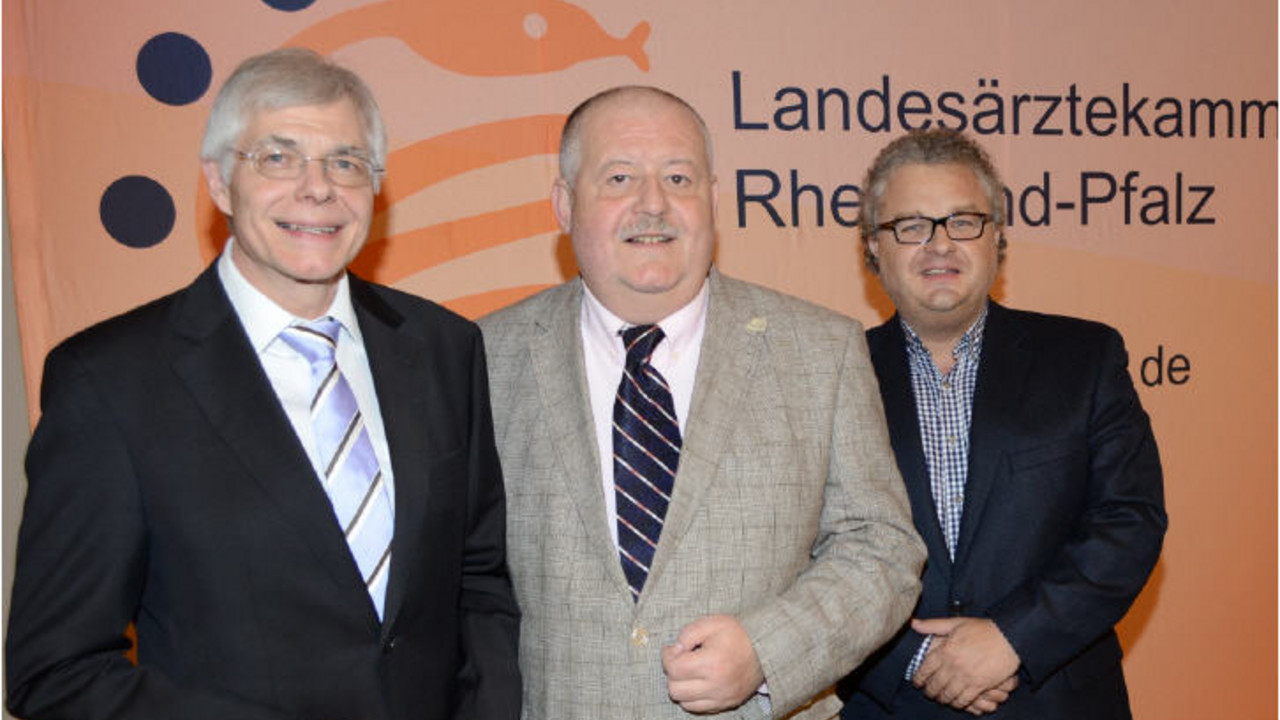 v.l.n.r.: Vizepräsident Dr. Michael Fink, Präsident Prof. Frieder Hessenauer und Vizepräsident Dr. Bernhard Lenhard; Bild: Landesärztekammer Rheinland-Pfalz