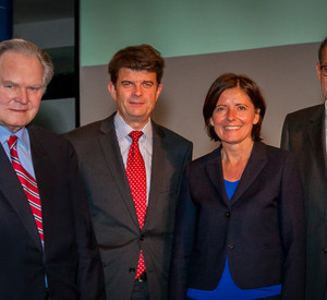 Ministerpräsidentin Malu Dreyer auf dem Siemens Wirtschaftsforum mit (v.l.n.r.) Udo Schütz, Leitung Schütz GmbH & Co. KGaA; Rudolf Martin Siegers, Siemens AG, Leitung Siemens Deutschland und Dr. Michael Kassner, Leiter Siemens-Region Mitte und Mitglied