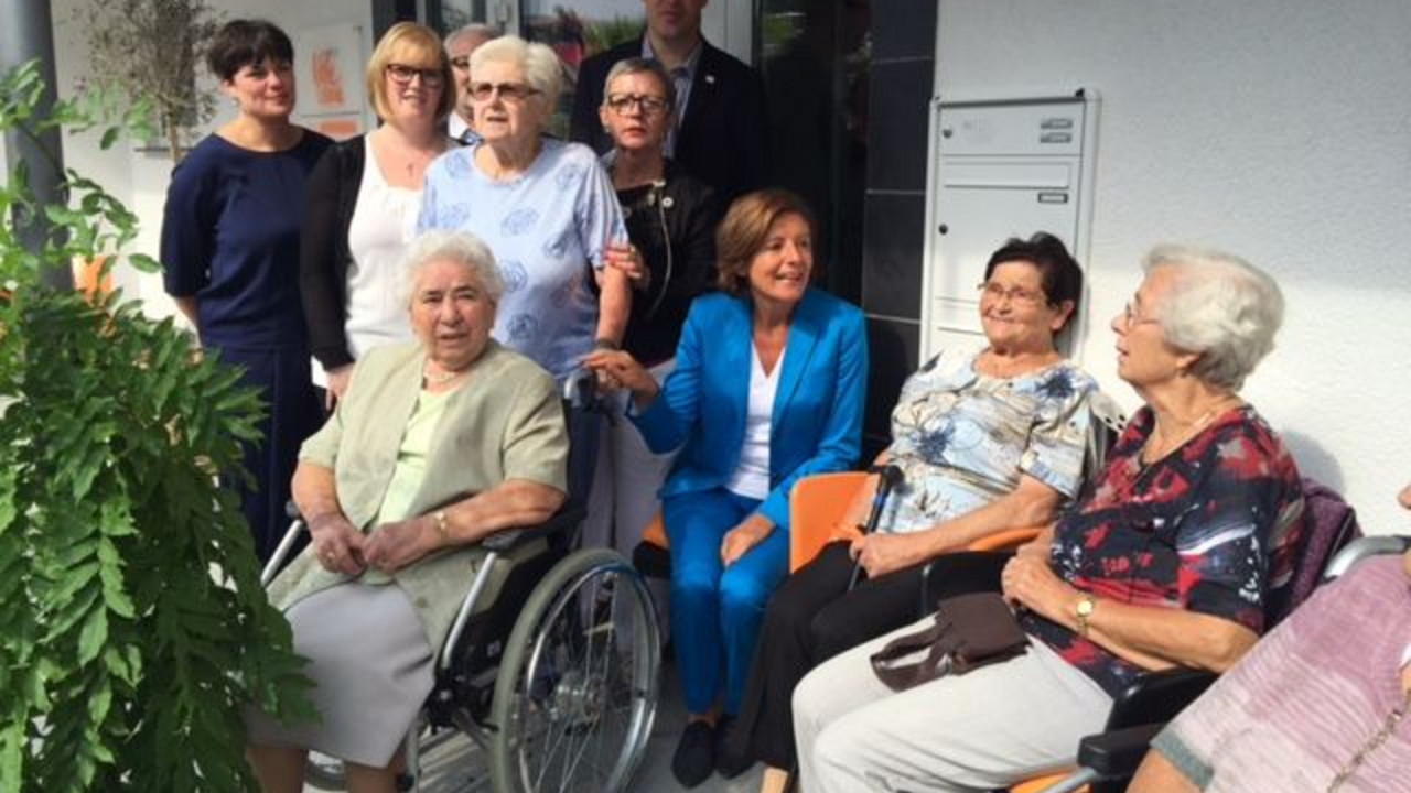 Malu Dreyer besucht das Wohnprojekt Villa Ausoniusin Oberfell im Rahmen ihrer Sommerreise
