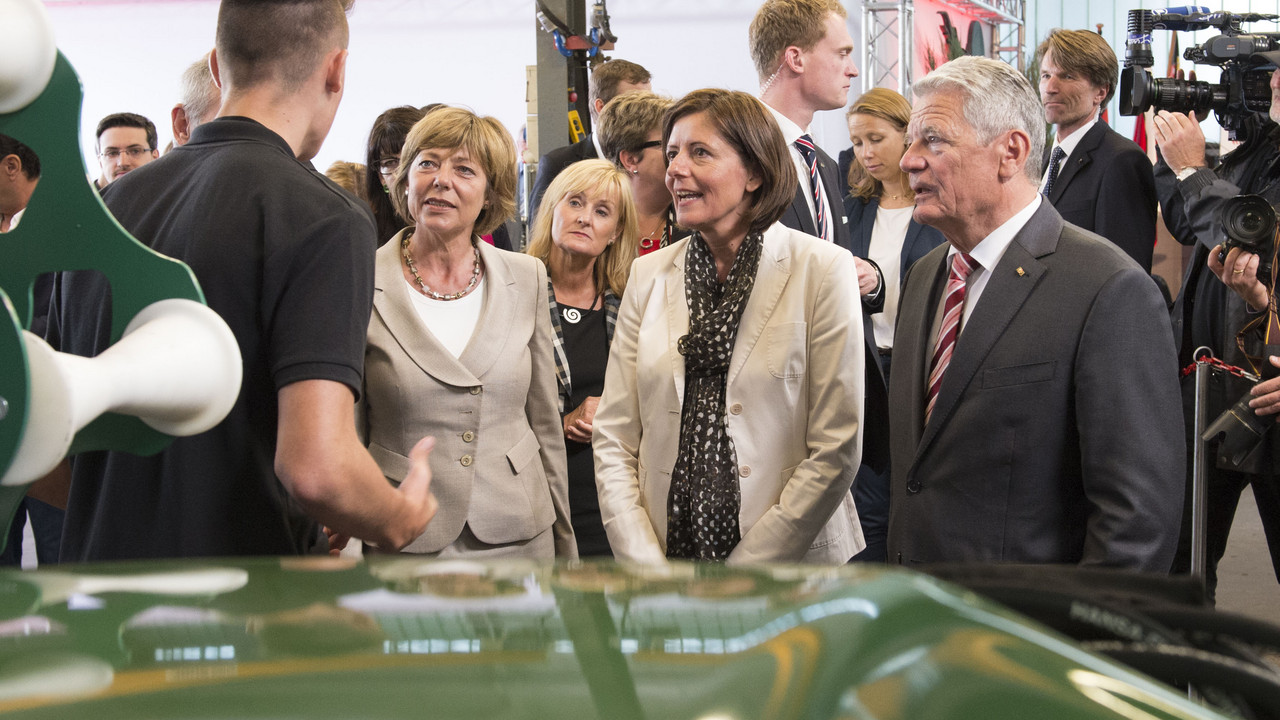 Im Gespräch mit Auszubildenden; Foto: Pulkowski / © Staatskanzlei