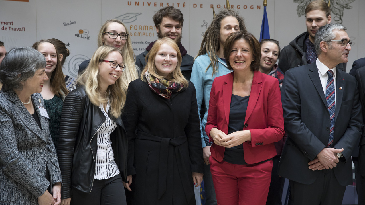 Ministerpräsidentin Malu Dreyer mit Studentinnen und Studenten der Université de Bourgogne.