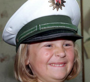 Mädchen mit Polizeimütze; Bild: rlp-Archiv