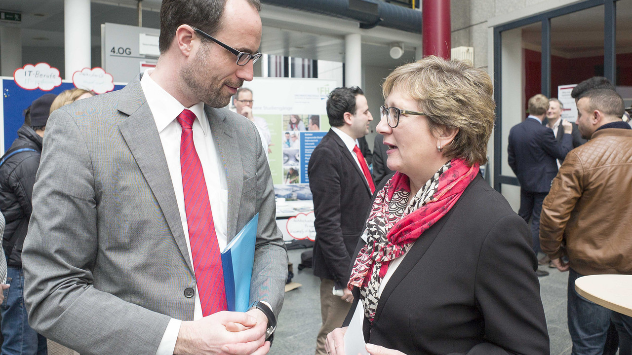 Der Chef der Staatskanzlei Rheinland-Pfalz, Staatssekretär Clemens Hoch, und die Vorsitzende der Geschäftsführung der Arbeitsagentur, Heike Strack, bei der Praktikumsbörse in der Mainzer Agentur für Arbeit