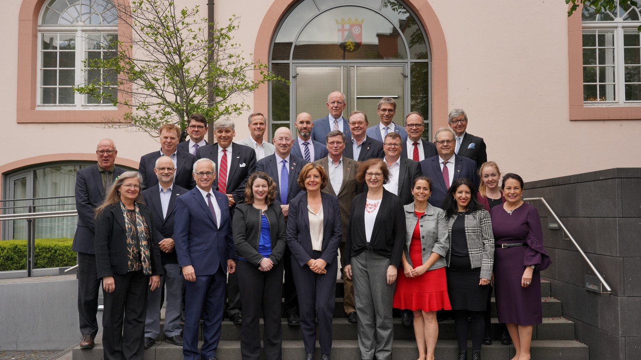 Ministerpräsidentin Malu Dreyer bei einem Gespräch mit 30 Honorarkonsuln, die Deutschland in den USA und Kanada vertreten.  