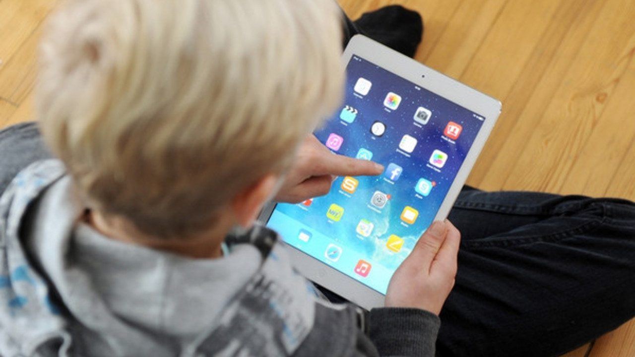 Junge mit Tablet