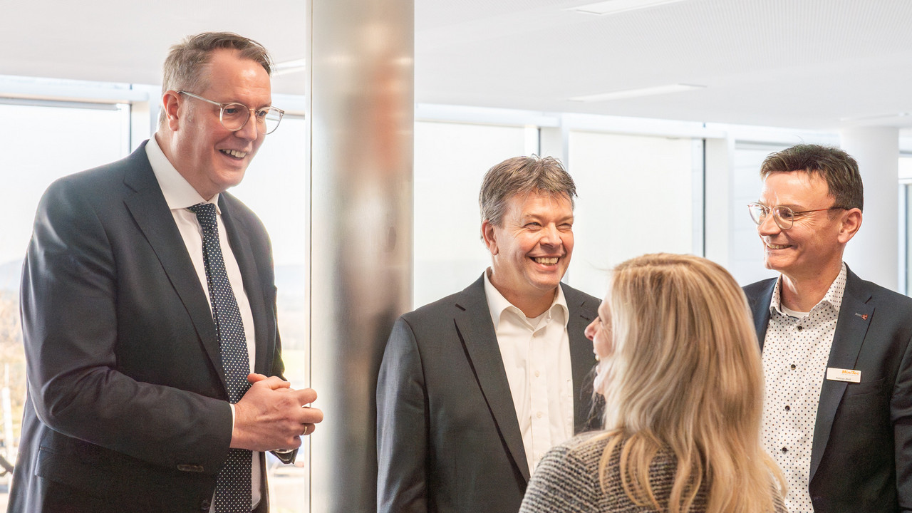 Ministerpräsident Schweitzer besucht Unternehmen im Landkreis Kusel