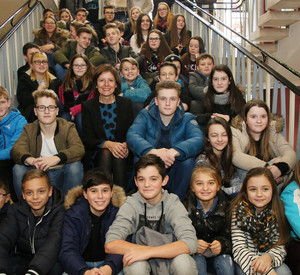Ministerpräsidentin Malu Dreyer mit Schülerinnen und Schülern der Daniel Theysohn IGS in Waldfischbach-Burgalben.
