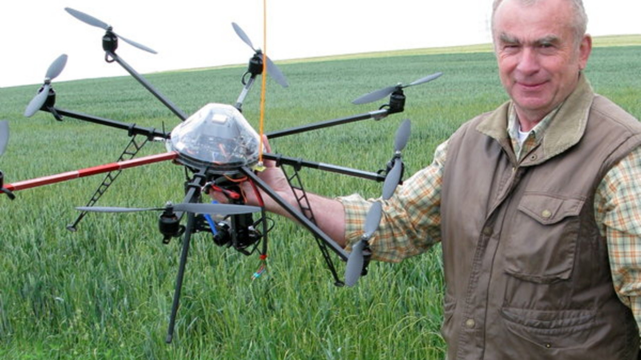 Bei Weinsheim zeigt Professor Wolfgang Thorn den Einsatz des Oktokopters, Bild: dpa