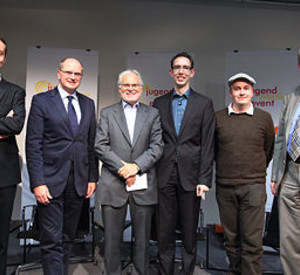 v.l.n.r.: Jan Böhmermann (Hörfunkmoderator); Hans Georg Schnücker (Verlagsgruppe Rhein Main), Prof. Markus Schächter (Intendant ZDF); Felix Winnads (Junge Presse e.V.); Daniel Fiene (Hörfunkmoderator und Blogger),  Staatssekretär Martin Stadelmaier