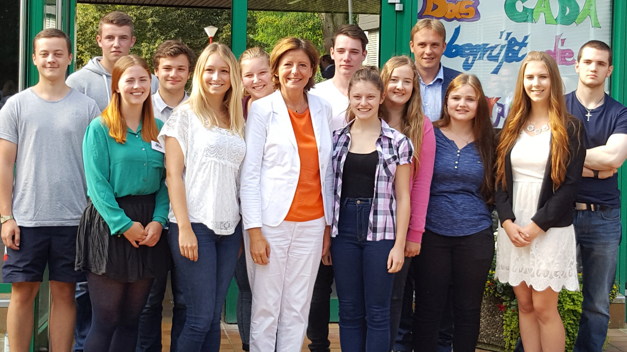 Ministerpräsidentin Dreyer mit Schülerinnen und Schüler des Gymnasium auf dem Asterstein 