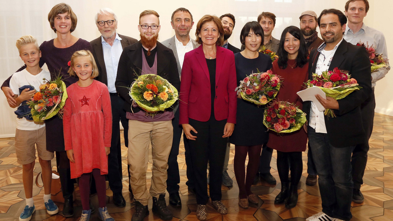 Ministerpräsidentin Malu Dreyer mit Studierenden und Lehrenden des Instituts für Künstlerische Keramik und Glas der Hochschule Koblenz