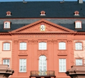 Landtag mit Flaggen; Bild: rlp-Archiv