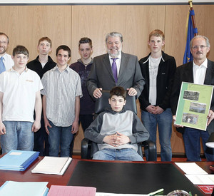 Schüler besuchen Kurt Beck; Bild: Sämmer