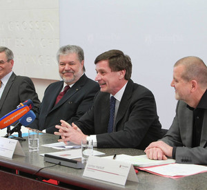 Prof. Hermann Hill (Mitte) überreicht Ministerpräsident Beck und Justizminister Jochen Hartloff den Bericht des Expertengremiums zur Justizstrukturreform; Bild: Alexander Sell / © Staatskanzlei