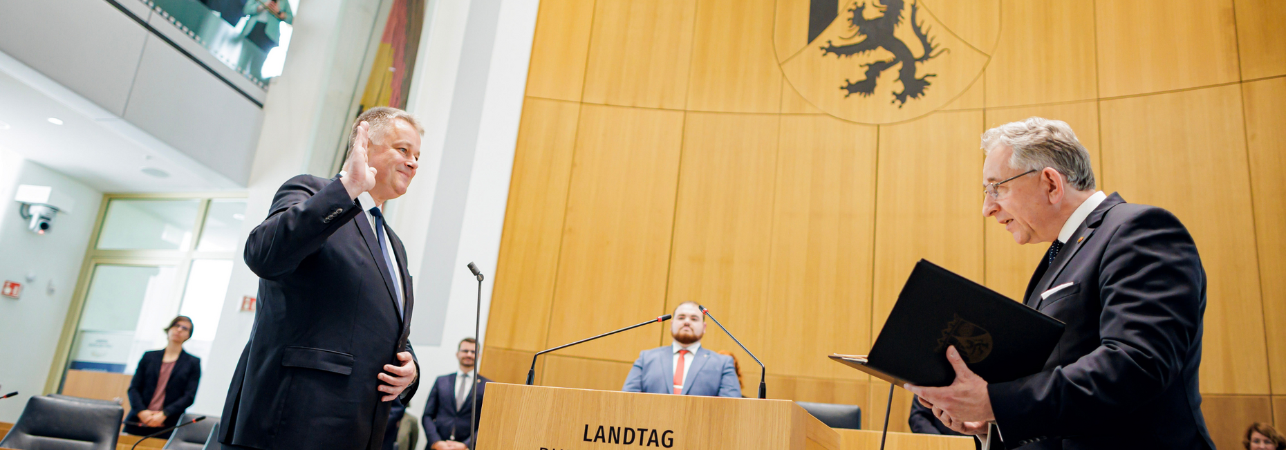 Ministerpräsident Gordon Schnieder legt den Amtseid ab.