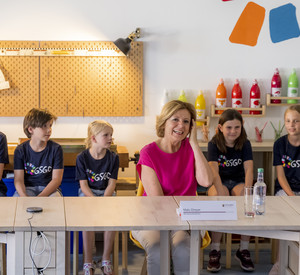 Bildungsministerin Stefanie Hubig, Ministerpräsidentin Malu Dreyer und Schulleiterin Susanne Rammenzweig-Fendel