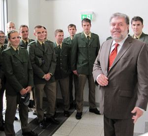 Ministerpräsident Beck mit Kommissaranwärterinnen und-anwärtern; Bild: Stk