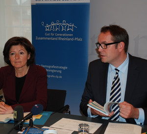 Ministerpräsidentin Dreyer und Minister Schweitzer beim Pressegespräch zur Demografiewoche; Bild: STK