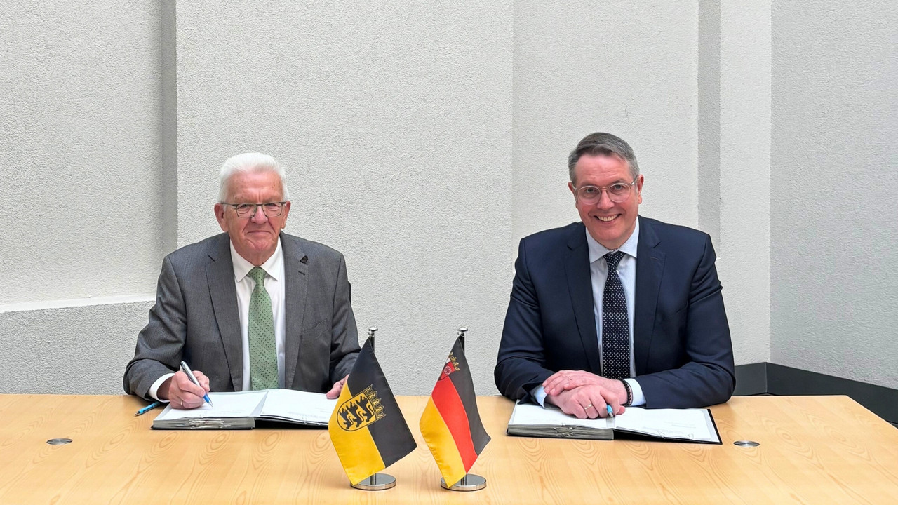 Alexander Schweitzer und Winfried Kretschmann unterzeichnen SWR-Änderungsstaatsvertrag