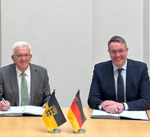 Alexander Schweitzer und Winfried Kretschmann unterzeichnen SWR-Änderungsstaatsvertrag