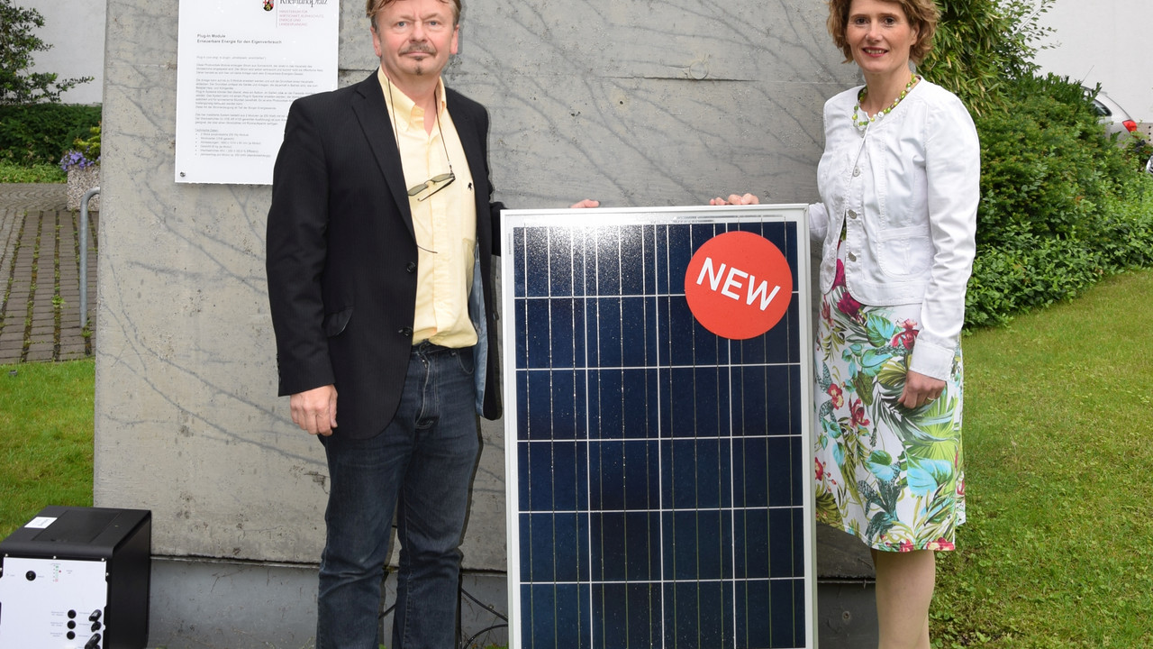 Wirtschaftsministerin Eveline Lemke und Wolfgang Müller vom Solar-Info-Zentrum aus Neustadt an der Weinstraße weihen die neue Solaranlage im Hof des Wirtschaftsministeriums ein.
