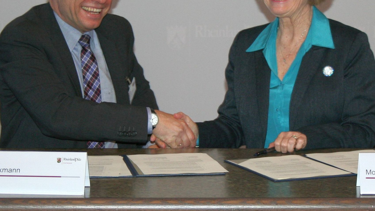 Bildungsstaatssekretär Hans Beckmann und State Superintendent of Education in South Carolina Molly Spearman unterzeichnen die Vereinbarung; Bild: Staatskanzlei
