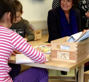 Ministerpräsidentin Malu Dreyer mit Schülerinnen der Grundschule Gau-Odernheim; Bild: Schäfer / © Staatskanzlei