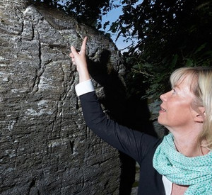 Kulturministerin Doris Ahnen an der Felskunst bei Gondershausen; Bild: dpa