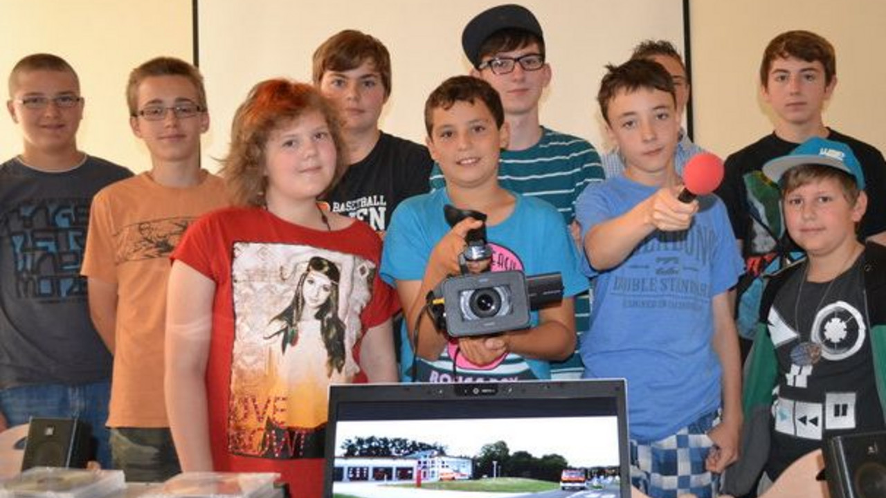Die Teilnehmerinnen und Teilnehmer des Workshops zur interkulturellen Öffnung der Jugendfeuerwehr Rheinland-Pfalz; Bild: MIFKJF