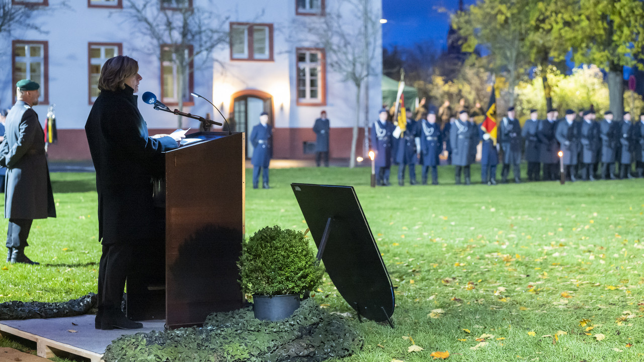 Ministerpräsidentin spricht beim Gelöbnis zu den neuen Bundeswehrrekruten.