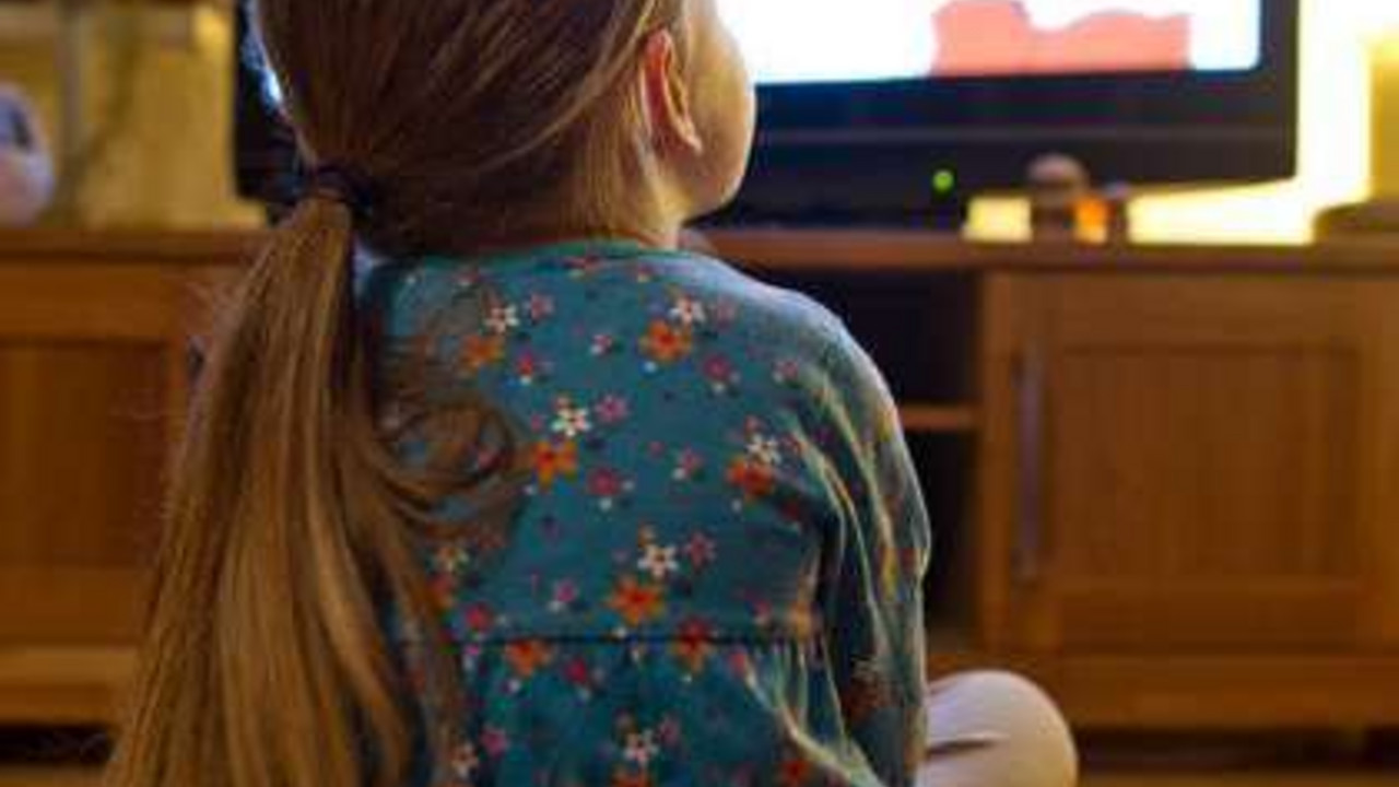 Kind vor Fernseher; Bild: dpa