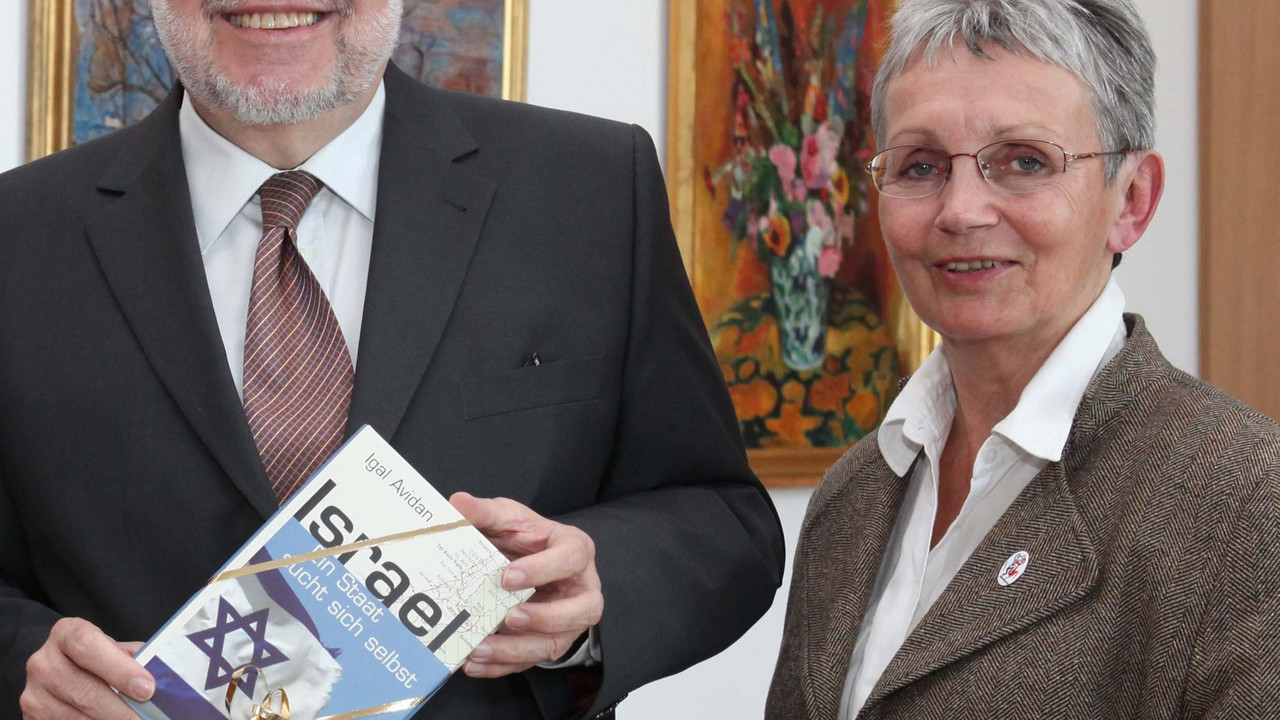 Ministerpräsident Kurt Beck mit Friedel Grützmacher in der Staatskanzlei; Bild: rlp-Archiv