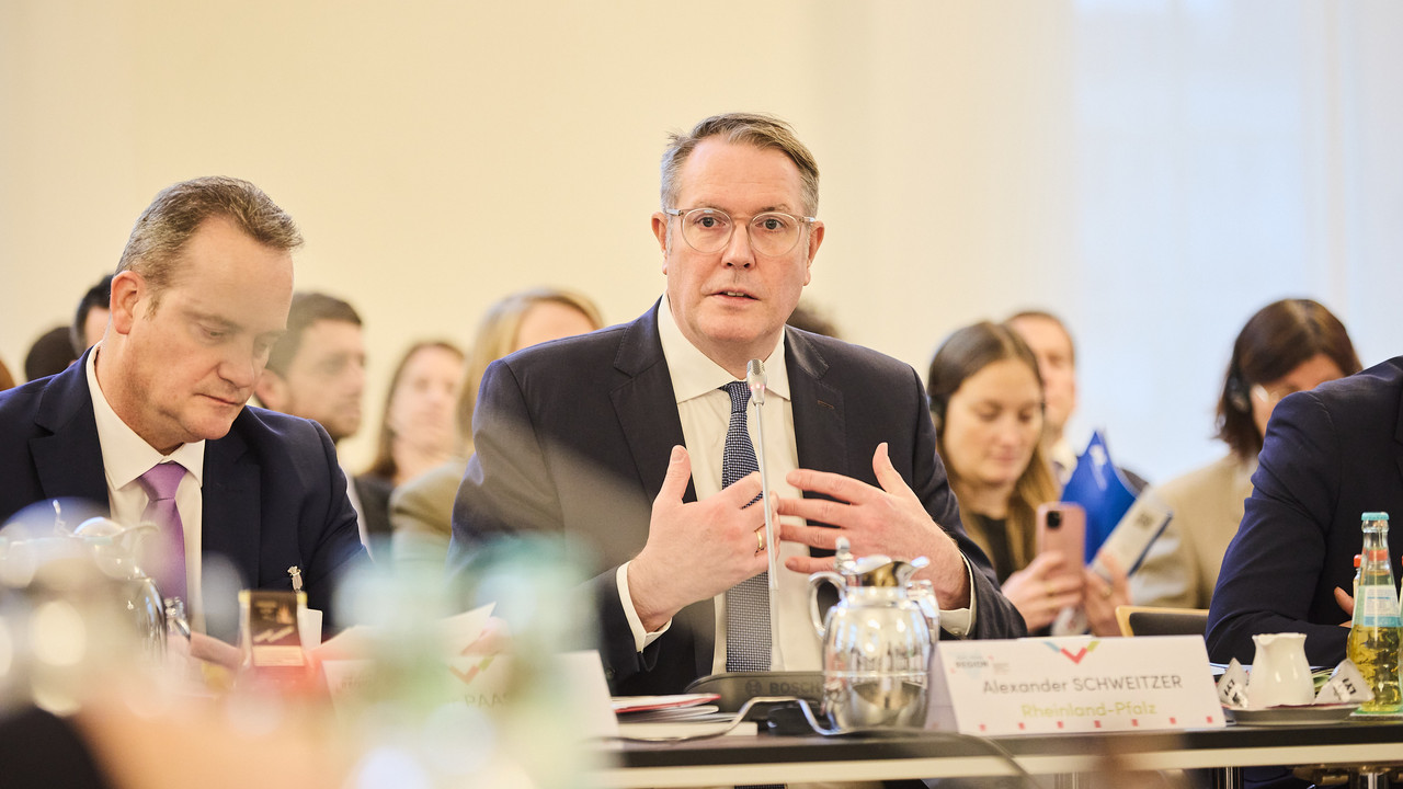 Ministerpräsident Alexander Schweitzer beim Abschlussgipfel der Großregion