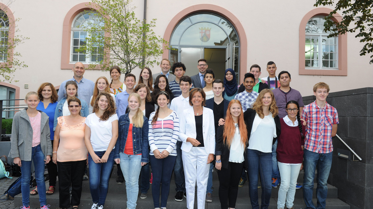 Ministerpräsidentin Malu Dreyer hat sich zu einem Gespräch mit Schülerinnen und Schüler getroffen, die unter dem Motto „Zwischen Rhein und Jordan“ an einem Austauschprogramm zwischen Jugendlichen aus Israel und Rheinland-Pfalz teilnehmen