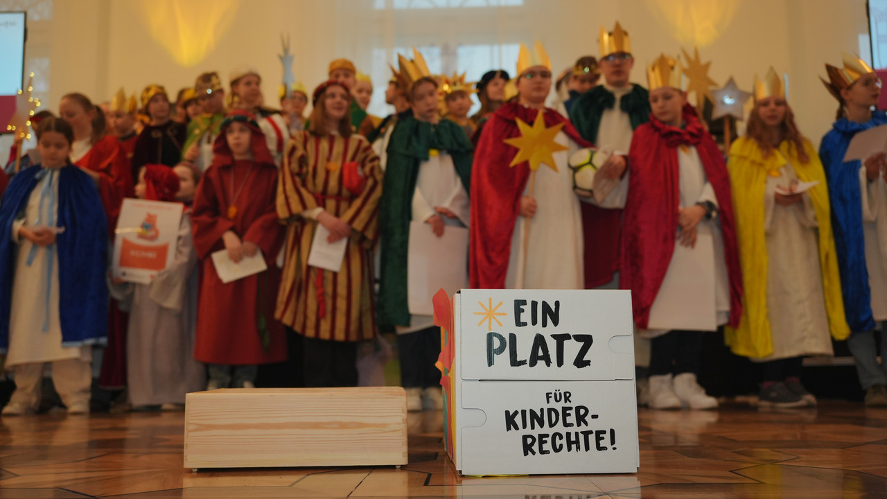 Sternsinger singen im Festsaal der Staatskanzlei unter dem Motto Ein Platz für Kinderrechte