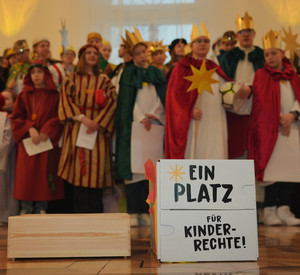 Sternsinger singen im Festsaal der Staatskanzlei unter dem Motto Ein Platz für Kinderrechte