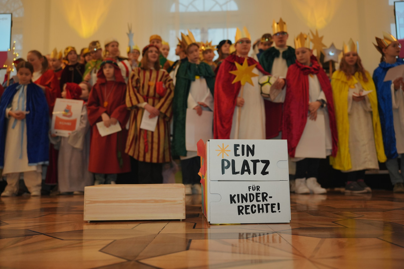 Empfang Sternsinger 2025 (1) Sternsinger singen im Festsaal der Staatskanzlei unter dem Motto Ein Platz für Kinderrechte