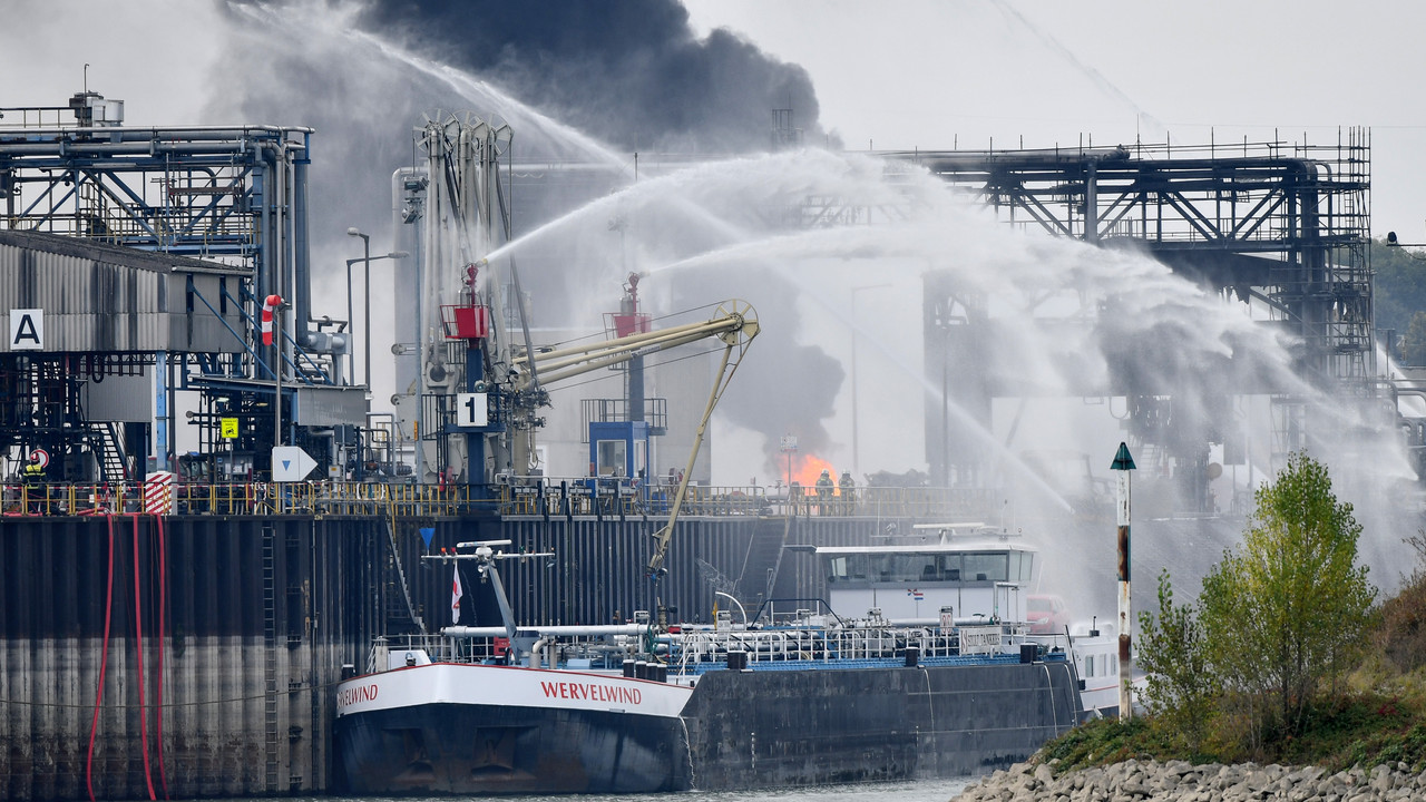 Löscharbeiten nach dem Unfall bei der BASF