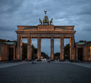Der 9. November, der gemeinhin als Schicksalstag der Deutschen bezeichnet wird, steht für den Widerspruch von tiefem Abgrund und befreienden Momenten