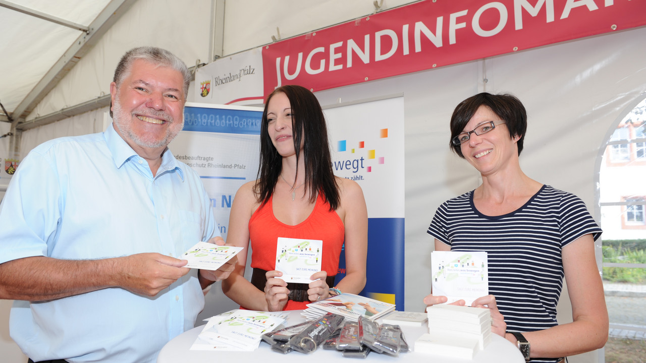 Ministerpräsident Kurt Beck auf dem Jugendinfomarkt; Bild: Schäfer/Staatskanzlei