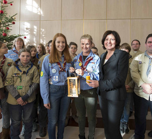 Die Übergabe des Friedenslichts an Ministerpräsidentin Malu Dreyer; Bild: Peter Pulkowski / © Staatskanzlei