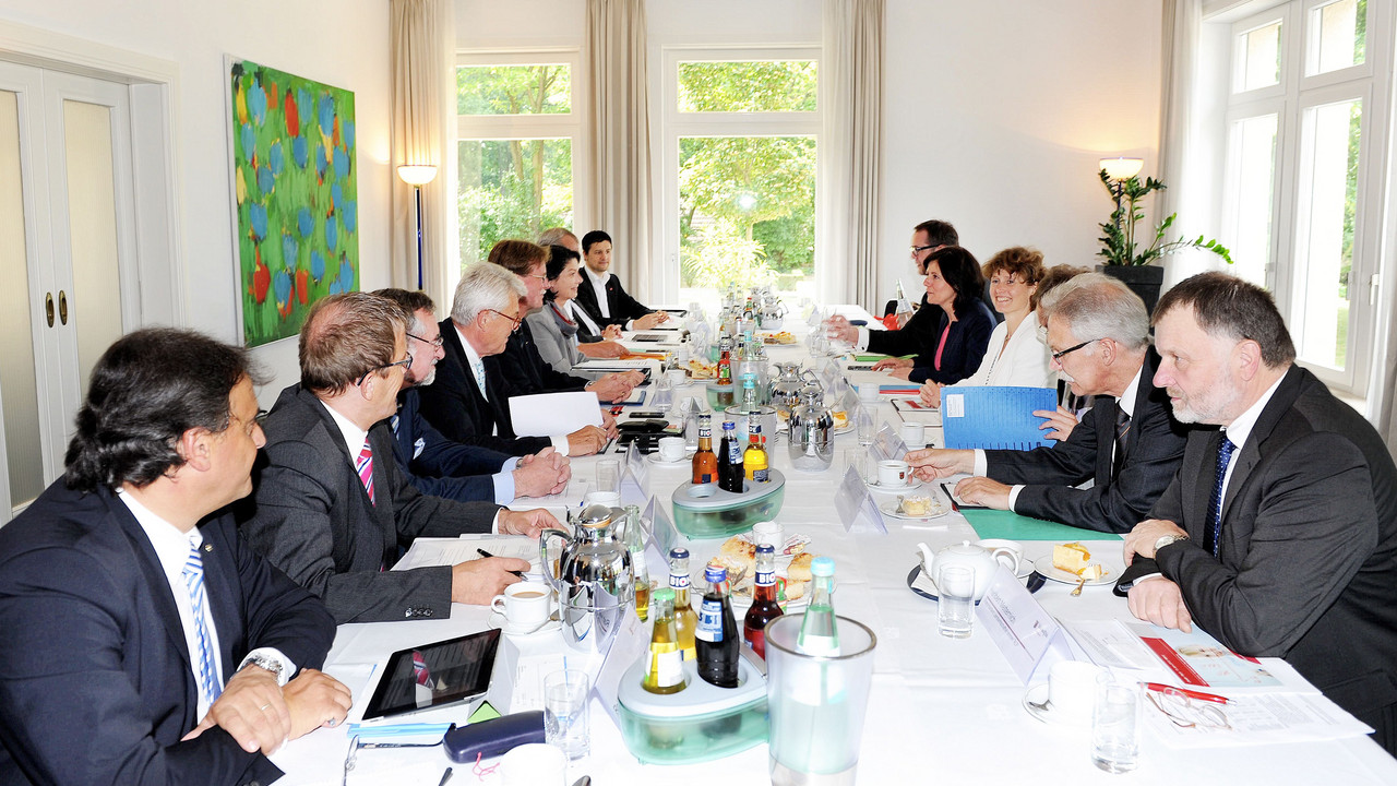 Die Mitglieder des "Ovalen Tischs" im Gespräch. Bild: Kristina Schäfer / © Staatskanzlei