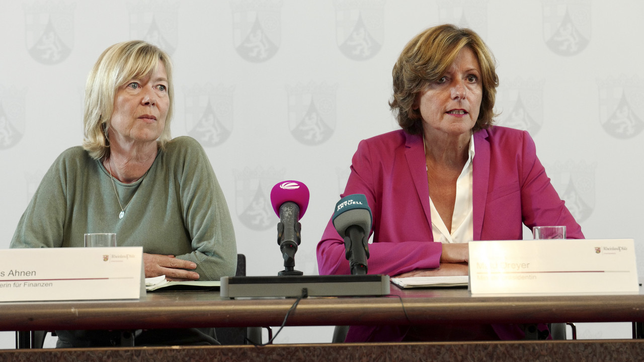 Ministerpräsidentin Malu Dreyer und Finanzministerin Dors Ahnen (links)