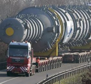 Ein Schwertransporter hat Teile für eine Erdölraffinerie geladen; Bild: dpa