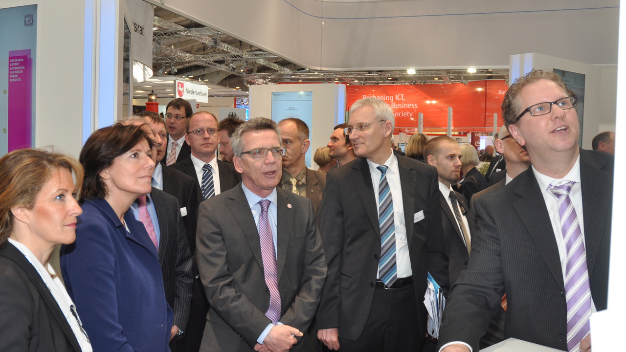 Auf der CeBIT Vorstellung der 115-App: Raab, Dreyer, de Maizière. Bild: isim