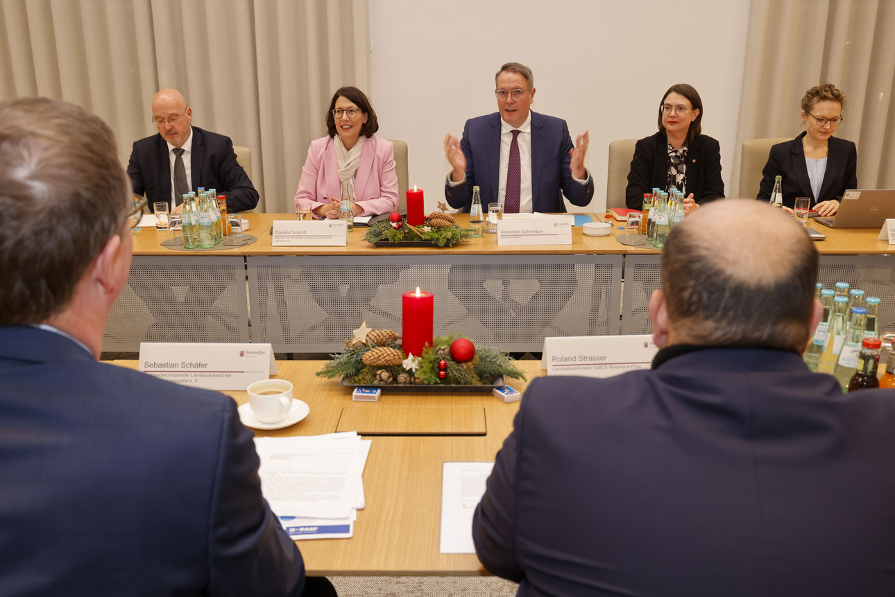 Ministerpräsident Alexander Schweitzer und Wirtschaftsministerin Daniela Schmitt im Gespräch Vertreterinnen und Vertreter der Chemieindustrie.