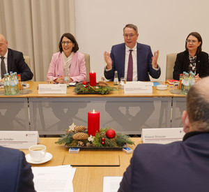 Ministerpräsident Alexander Schweitzer und Wirtschaftsministerin Daniela Schmitt im Gespräch Vertreterinnen und Vertreter der Chemieindustrie.