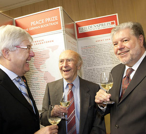 Professor Füssel, Karl Dedecius und Ministerpräsident Beck bei der Ausstellungseröffnung; Bild: Bauer